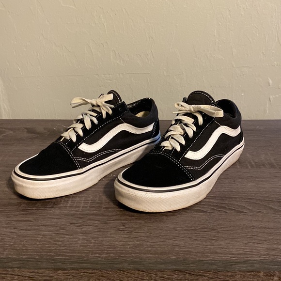 Women’s Vans Old Skool Shoes - Picture 2 of 6